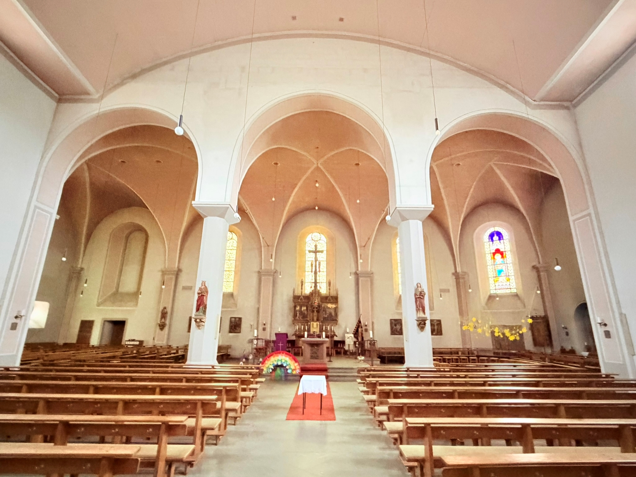 Innenraum der Kirche mit Blick auf den Altar