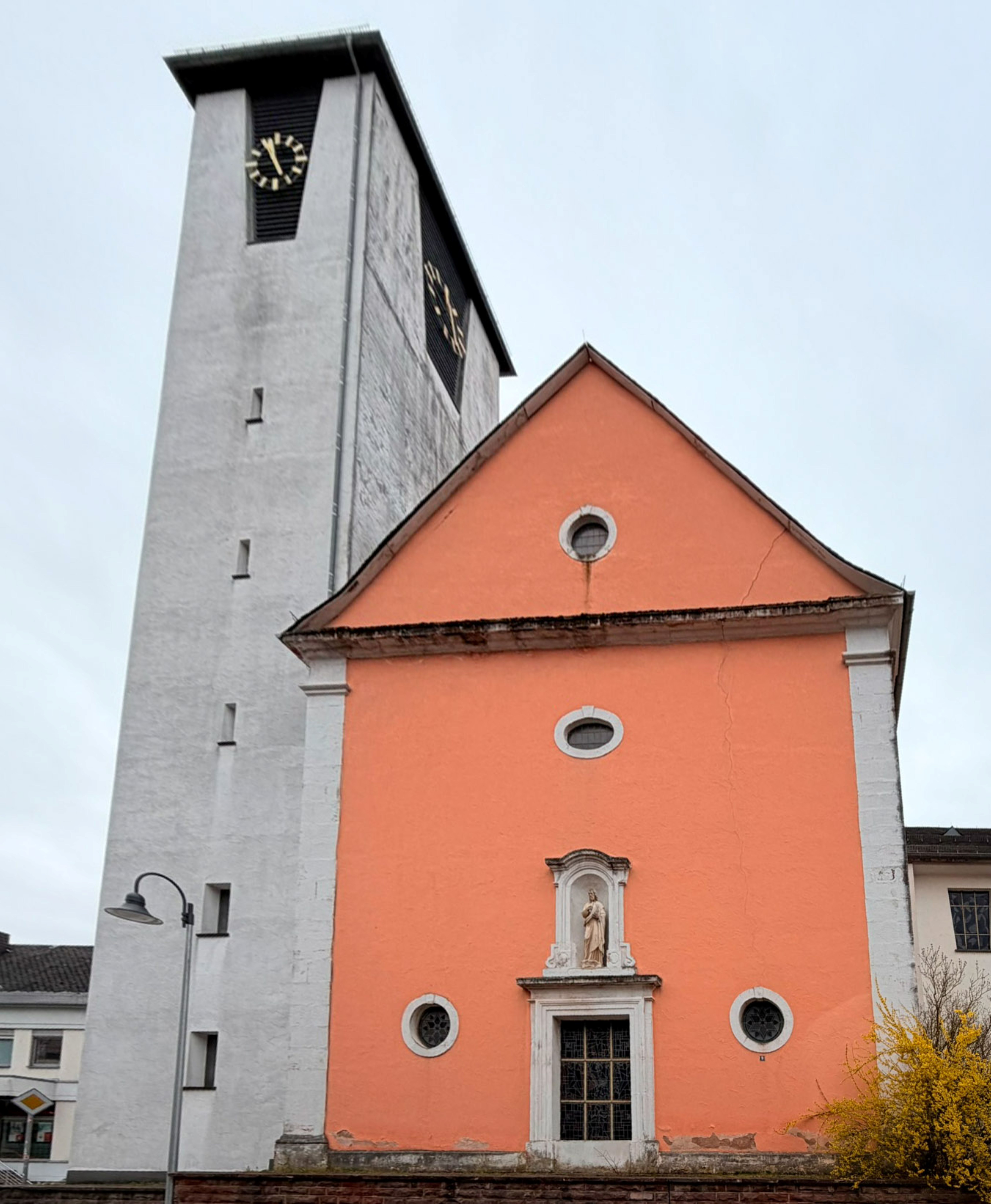 Pfarrkirche St. Bartholomäus, Fassade mit Glockenturm