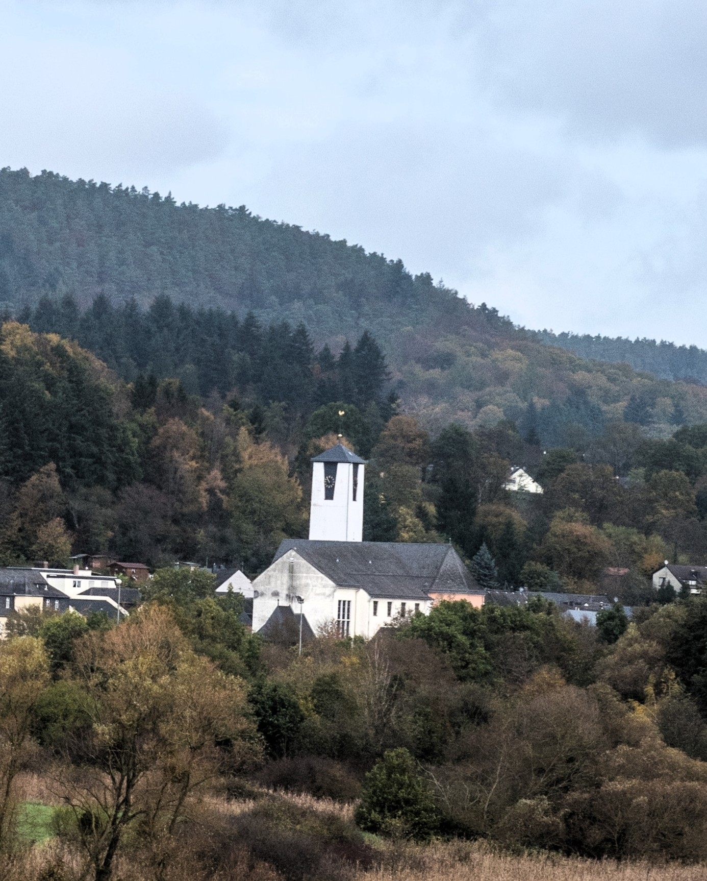 Die Kirche im Ortsbild von Föhren, eingebettet in die Landschaft